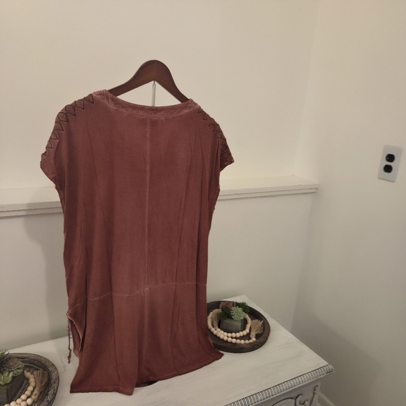 POL Burgundy Asymmetrical Cap Sleeve Blouse W/Fringe Embellishments & Side Slit - Picture 4 of 7